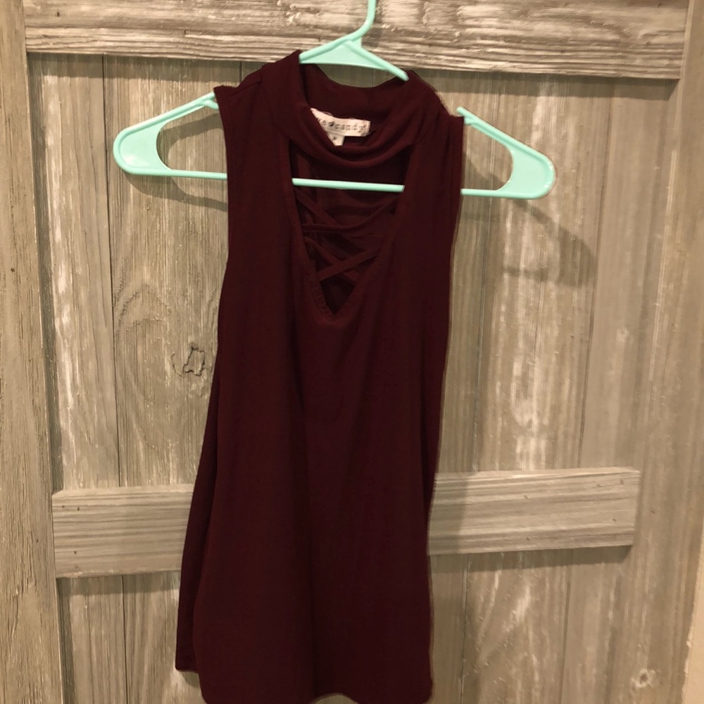 Cute maroon top! Very cute on, worn once